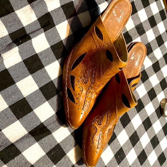 Frye leather pump with stressed studded leather. Size 9 1/2M - Picture 6 of 6